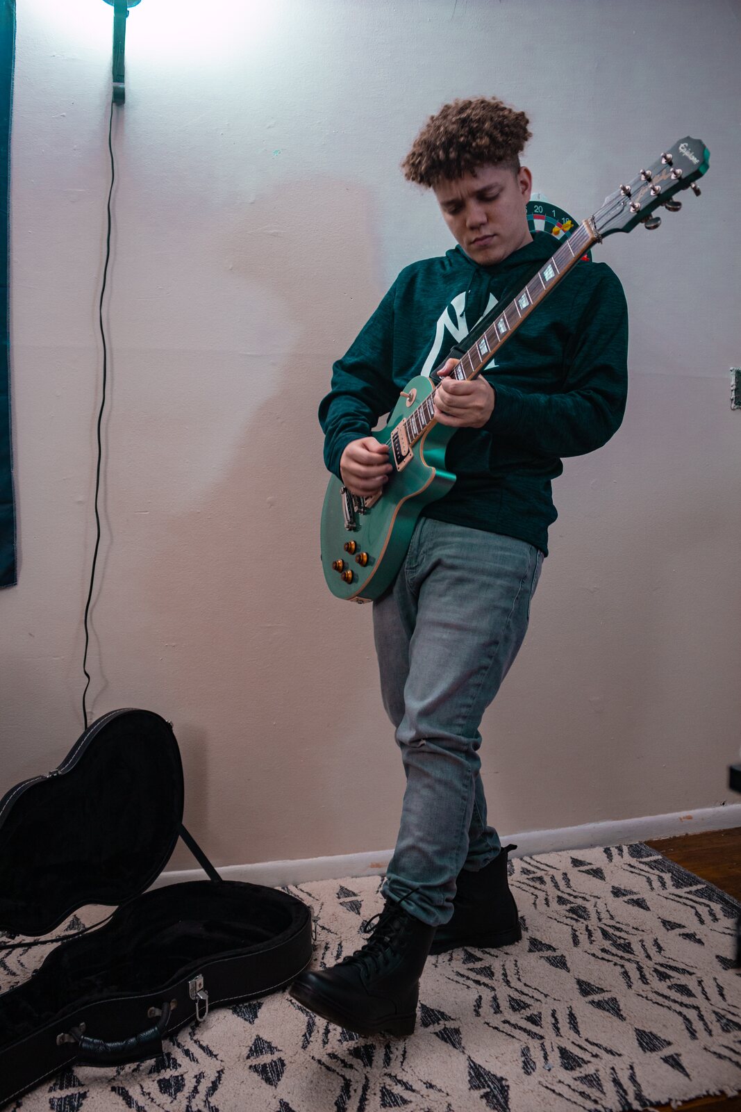 El Científico tocando una Les Paul verde