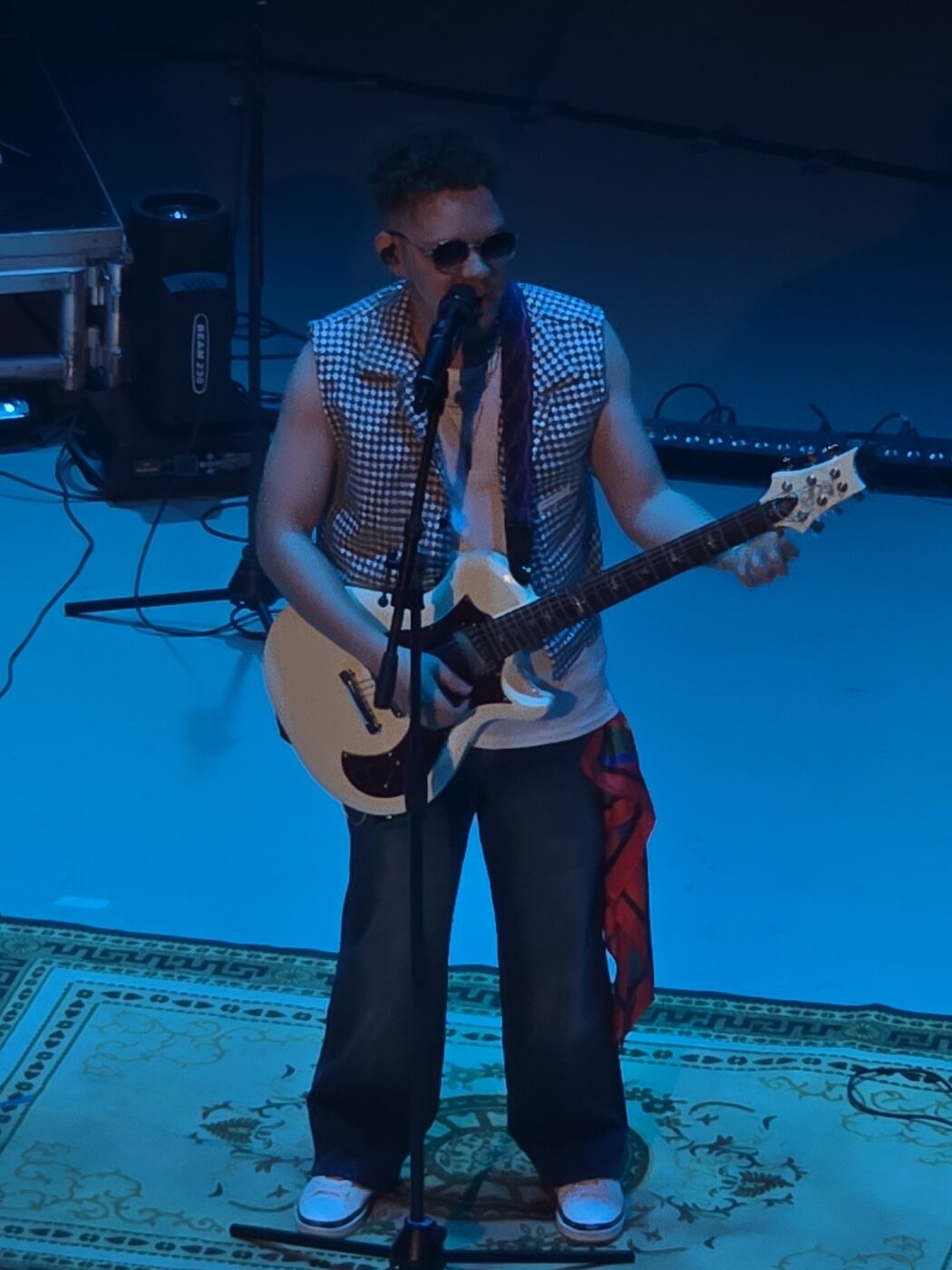 El Científico cantando y tocando guitarra en vivo