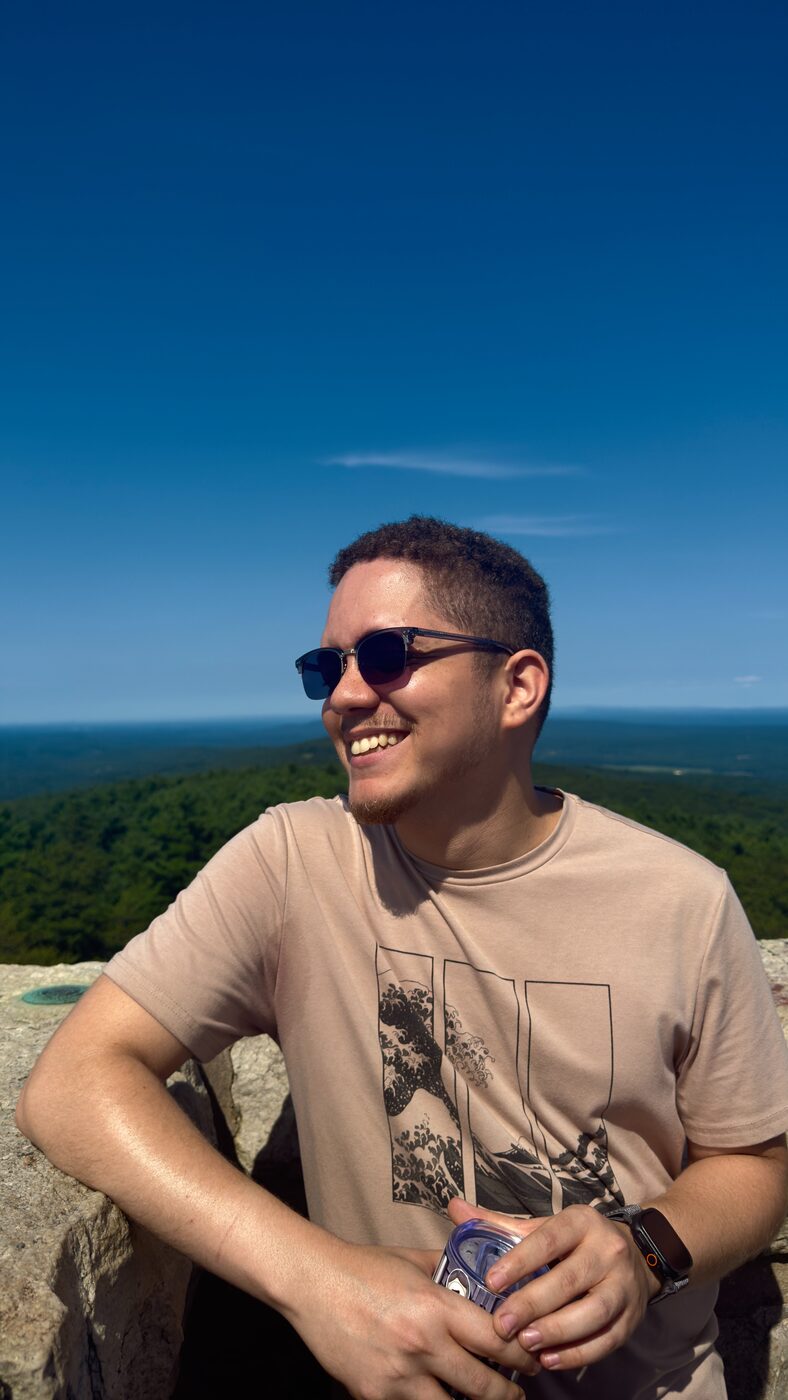 El Científico sonriendo en la cima de una montaña