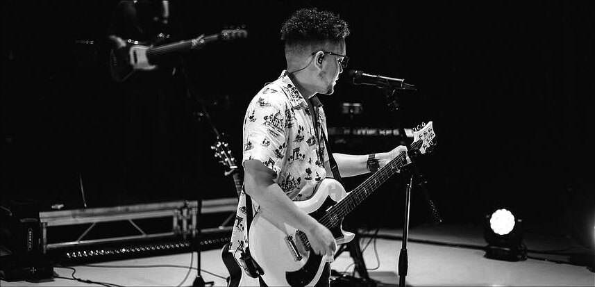 El Científico de perfil tocando la guitarra eléctrica en el escenario