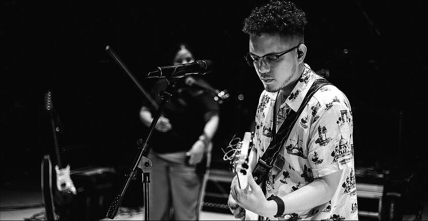 Primer plano de El Científico tocando en vivo